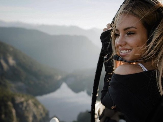 Para um passeio de helicóptero, foi muito bom, ele com certeza me surpreendeu, no começo eu tive medo, mas depois que ele pegou na minha mão e me mostrou aquela linda paisagem da natureza e como o céu estava lindo eu me senti totalmente segura.