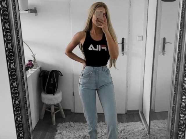 Blusa da fila com uma calça jeans♡