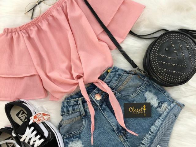 Uma blusa rosa , um short jeans , uma bolsa preta , e um tênis vans!