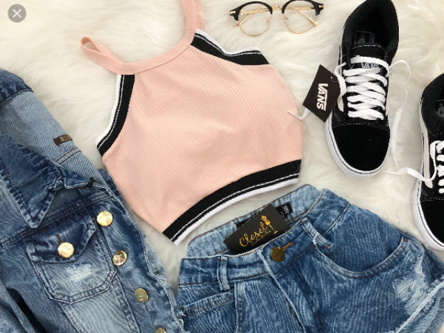 Uma blusa rosa e preta , um óculos Preto, um tênis vans,um short jeans e uma jaqueta jeans !