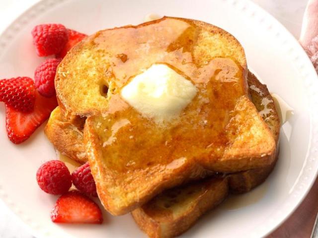 uma panceka com mel fruta e mantega