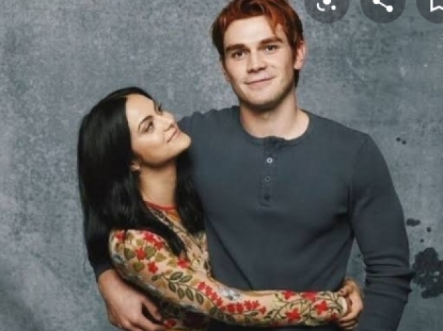 Kj Apa e Camila Mendes / Vanessa Morgan e Madeleine Petsch