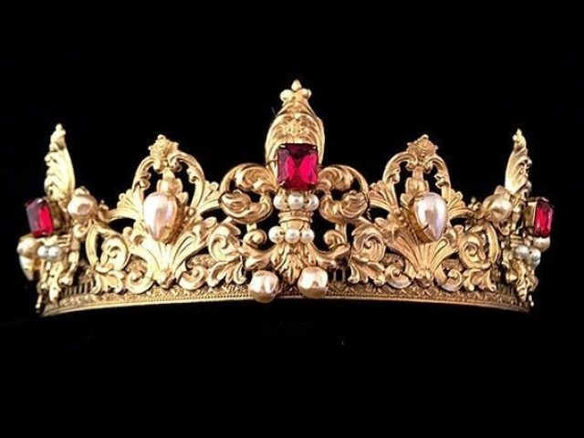 Ouro, rubis e pérolas, não tem nada que não conbine!