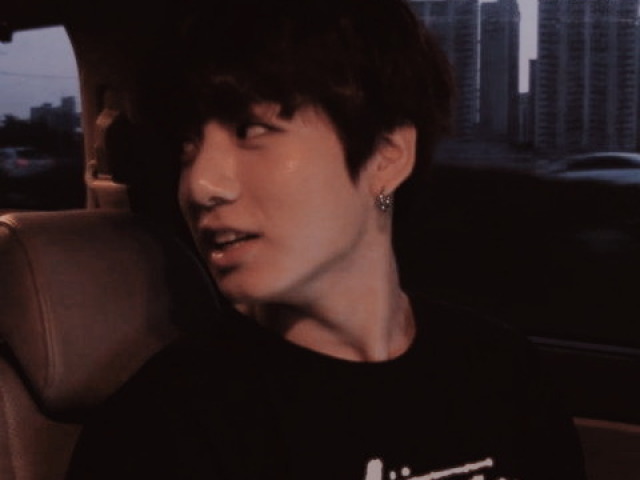 JUNGKOOK, POIS ERA O MAIS NOVO E A IDADE DE VCS ERA A MAIS PROXIMA.