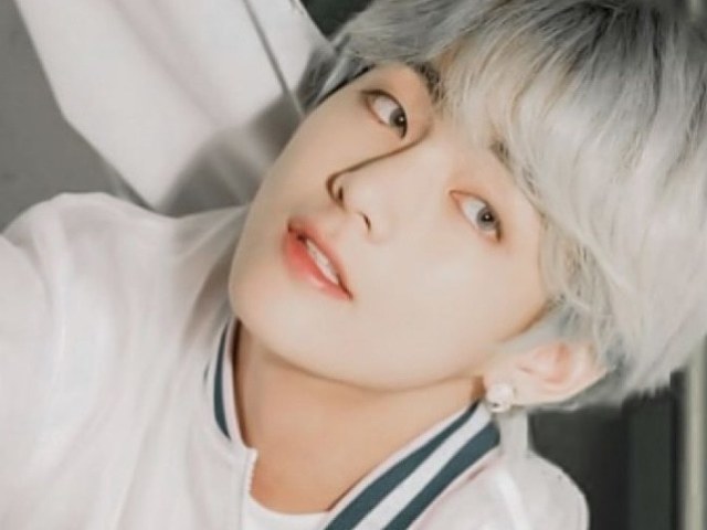 TAEHYUNG, POIS ERA UM DOS MAIS BONITOS E ENGRAÇADOS DO GRUPO DE AMIGOS.