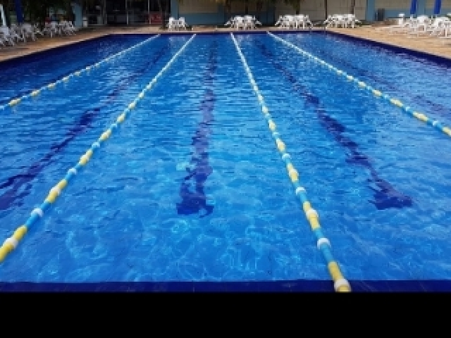 Fui para a piscina da escola nadar um pouco