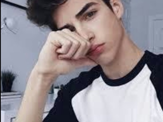 Esse aqui, pois parece ser play boy e eu adoro garotos assim (´ε` )