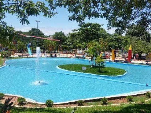 Num clube com piscina