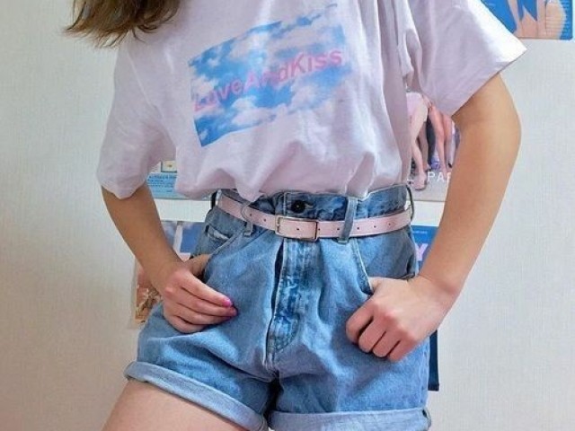 Shorts jeans, cinto e blusa larga