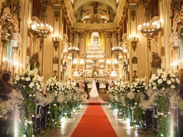 Na igreja com uma decoração luxuosa