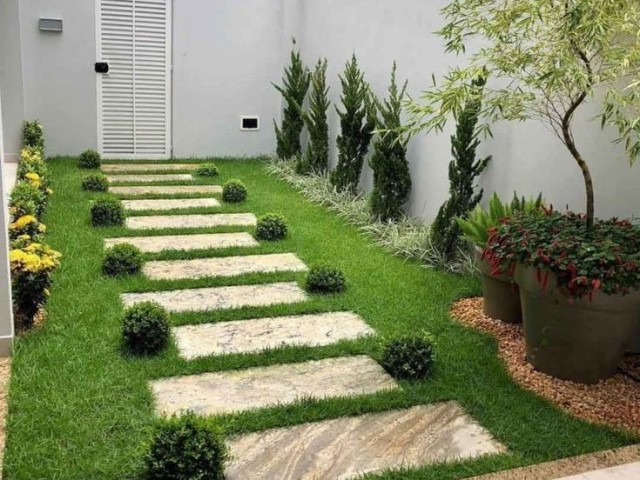 Jardim na entrada,pois um pouco pequeno, mais difícil de cuidar,lindo.