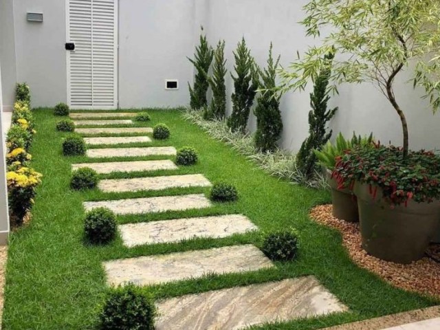 Jardim na entrada,pois um pouco pequeno, mais difícil de cuidar,lindo.