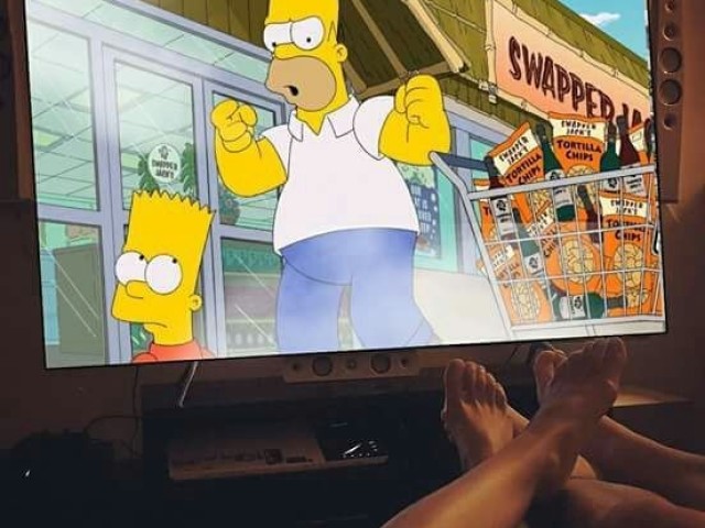 Ele Te Chama Pra Deitar no Sofá Com Ele e Assistir Os Simpsons