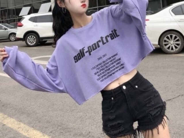 Básico ( shorts jeans e blusa de manga amostrando a barriga )