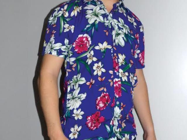 Camisa florida estilo Silvio Santos.