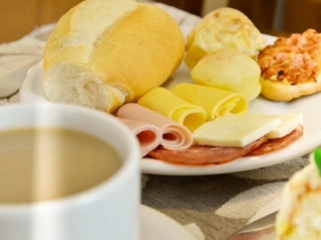 1 pão com presunto e queijo(ignorem o cafe)