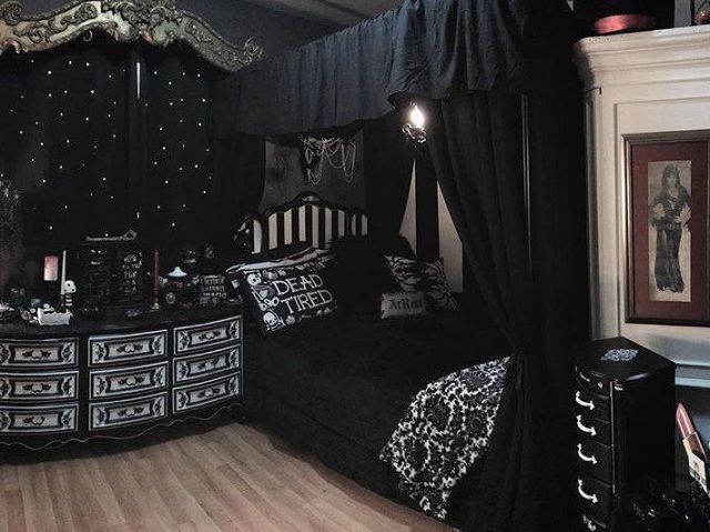 Quarto escuro gostei 🖤