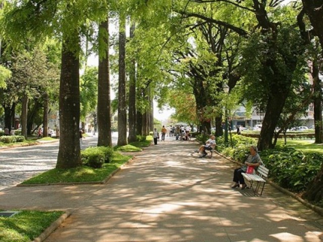 o chamaria para ir à um parque e ele tentaria animá-la