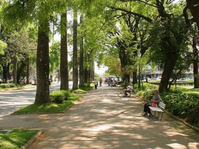 o chamaria para ir à um parque e ele tentaria animá-la