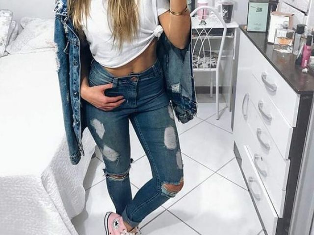 Blusa branca/calça jeans/casaco jeans/all star rosa