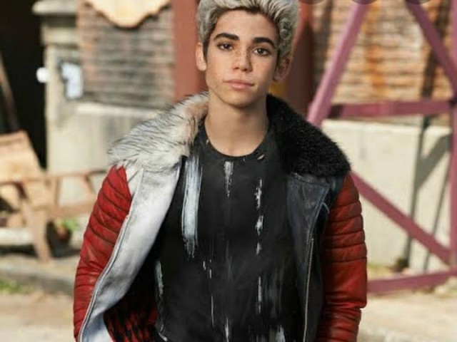 Carlos 
(Cameron Boyce)