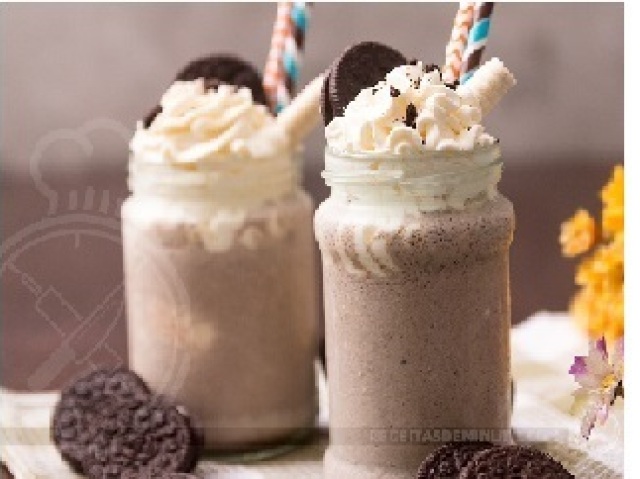 milk shake de morango com gotas de chocolate