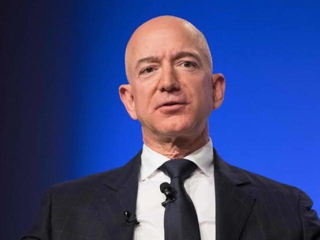 Jeef bezos (dono da amazon)