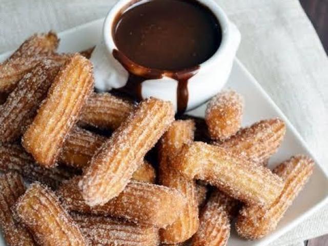 Churros com chocolate.