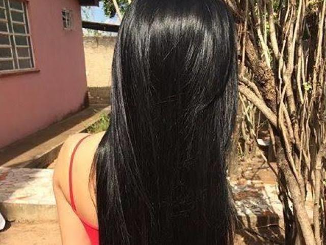 Com o cabelo solto.