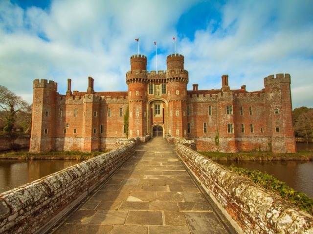 Algo mais rústico, como um castelo medieval! Com várias escadas, torres e um rio encantado! Digno de uma princesa da idade média