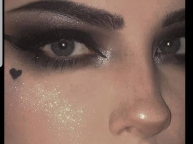 Preta com delineado gatinho , batom preto e um coração na bochecha
(Sorry achei só essa imagem da make estilo e girl)