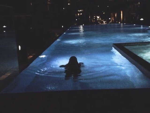 Piscina a noite