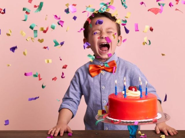 Monte sua festa de aniversário e diremos qual é a sua idade!