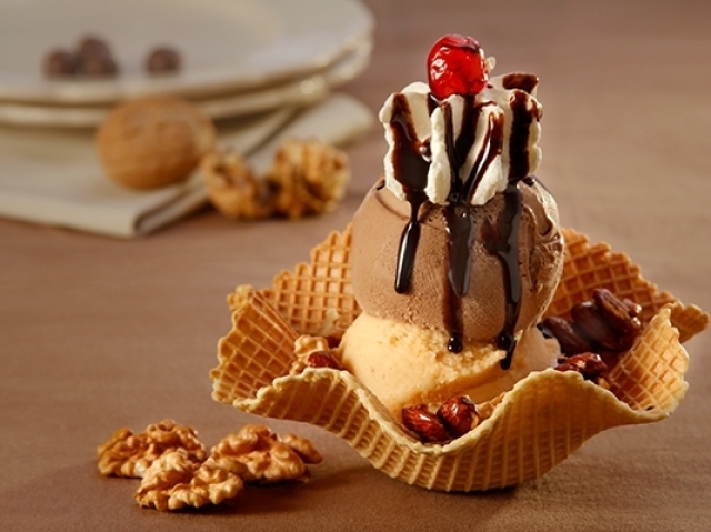 Chocolate e creme na casquinha com cereja no topo