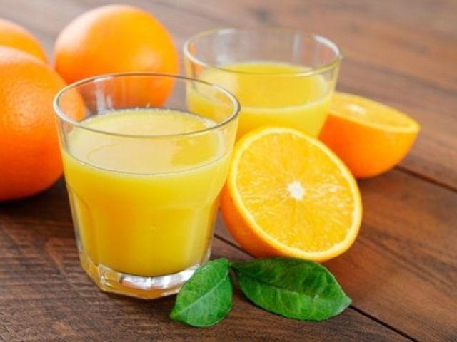 Um suco de laranja