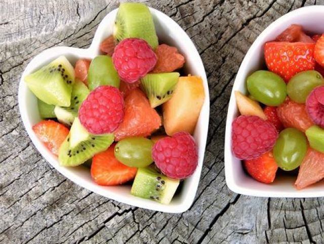 Tem salada de frutas. Se quiser, coloca um leite condensado...