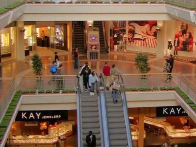 Fazer compras no shopping é claro!