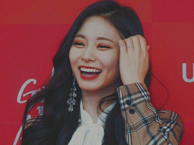 Chou Tzuyu.
