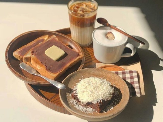 Dois pães com manteiga e chocolate ,dois café gelado (um com chantilly),e um docinho🍒