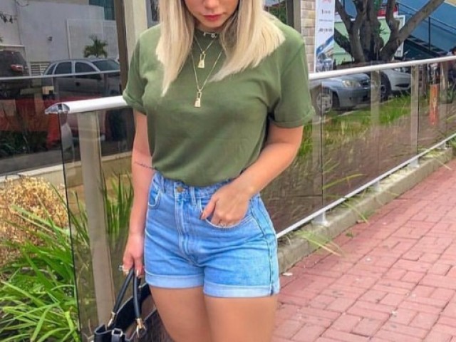 Uma blusinha de veludo verde e um short jens