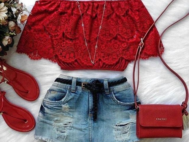 Um cropped de ciganinha e um shorts saia