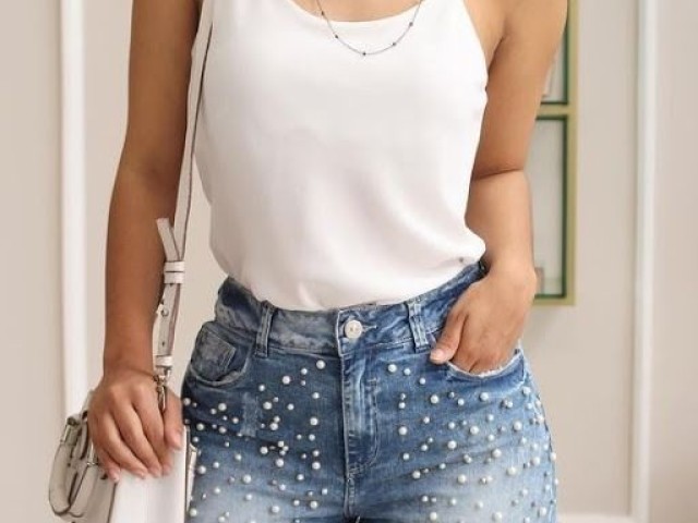 Uma blusa branca simples e um shorts Jeans com perolas