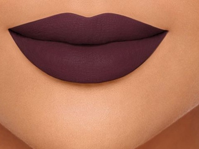 Um batom matte roxo!