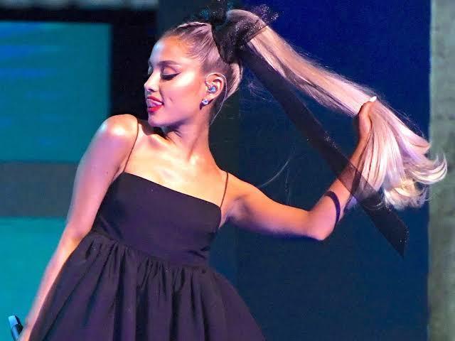 Qual rabo de cavalo da Ariana Grande combina com você?
