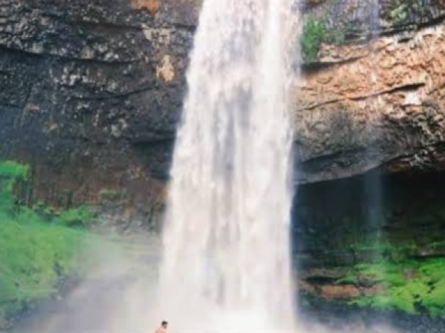 Pula numa Cachoeira Específica