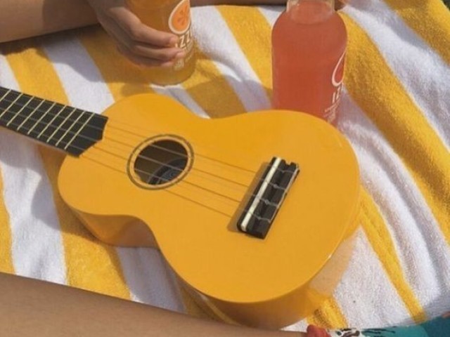 Ukulele.