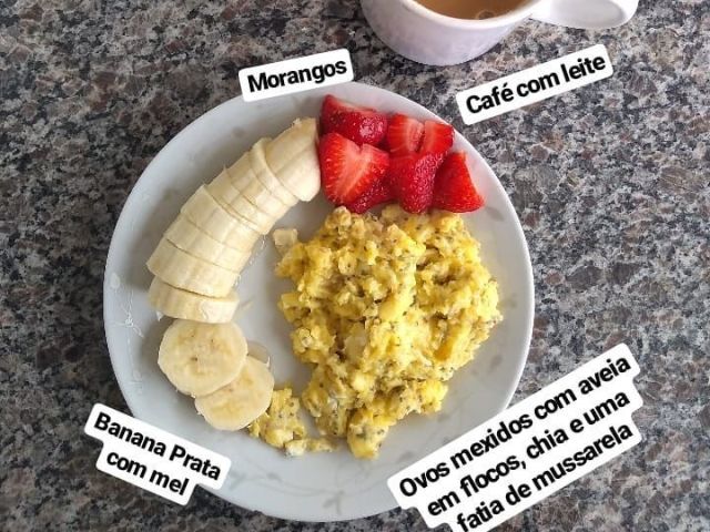 Morangos,banana prata com mel,ovos mexidos com aveia em flocos,chia,uma fatia de mussarela e café com leite...