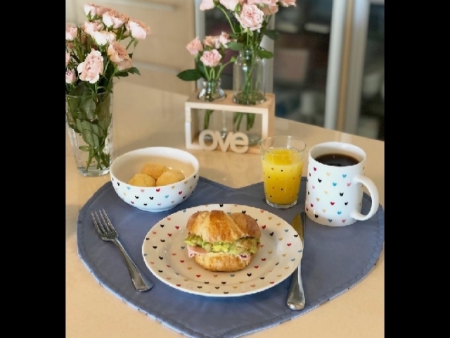 Pao de queijao e um croissant com frios e salada