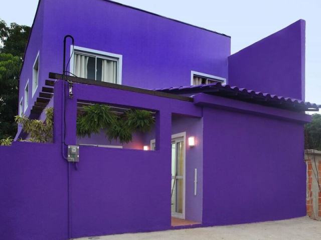 Casa com cor roxo escuro