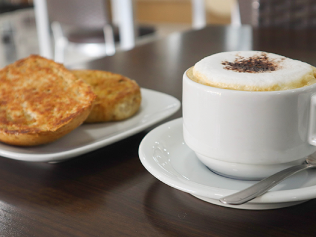 UMA ROSCA E UM CAPUCCINO